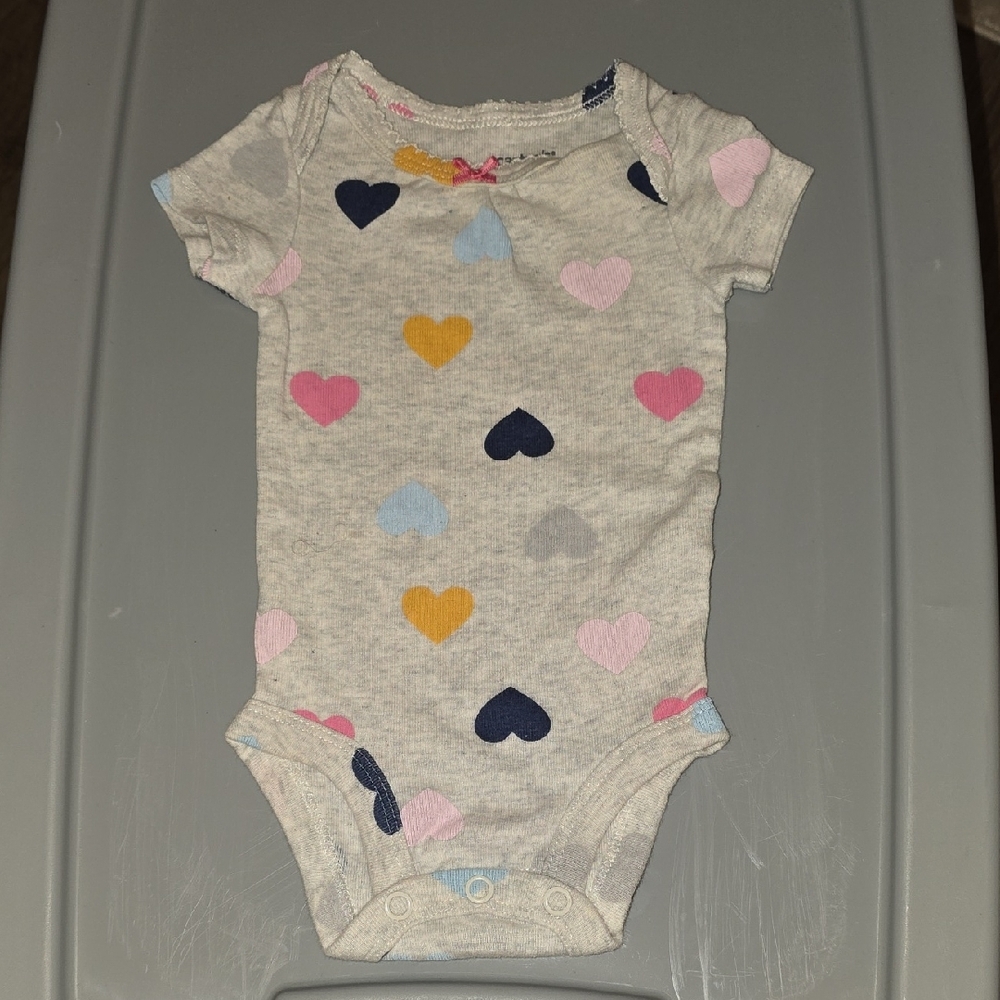 (J59) Heart Patterned Kids One Piece Sz Newborn